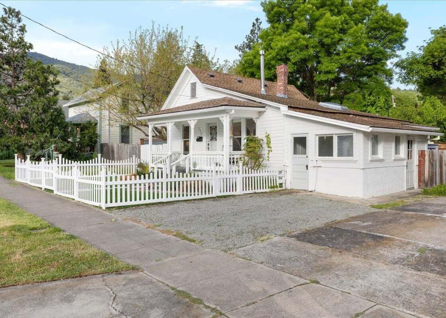 Ashland House: 171 Helman St