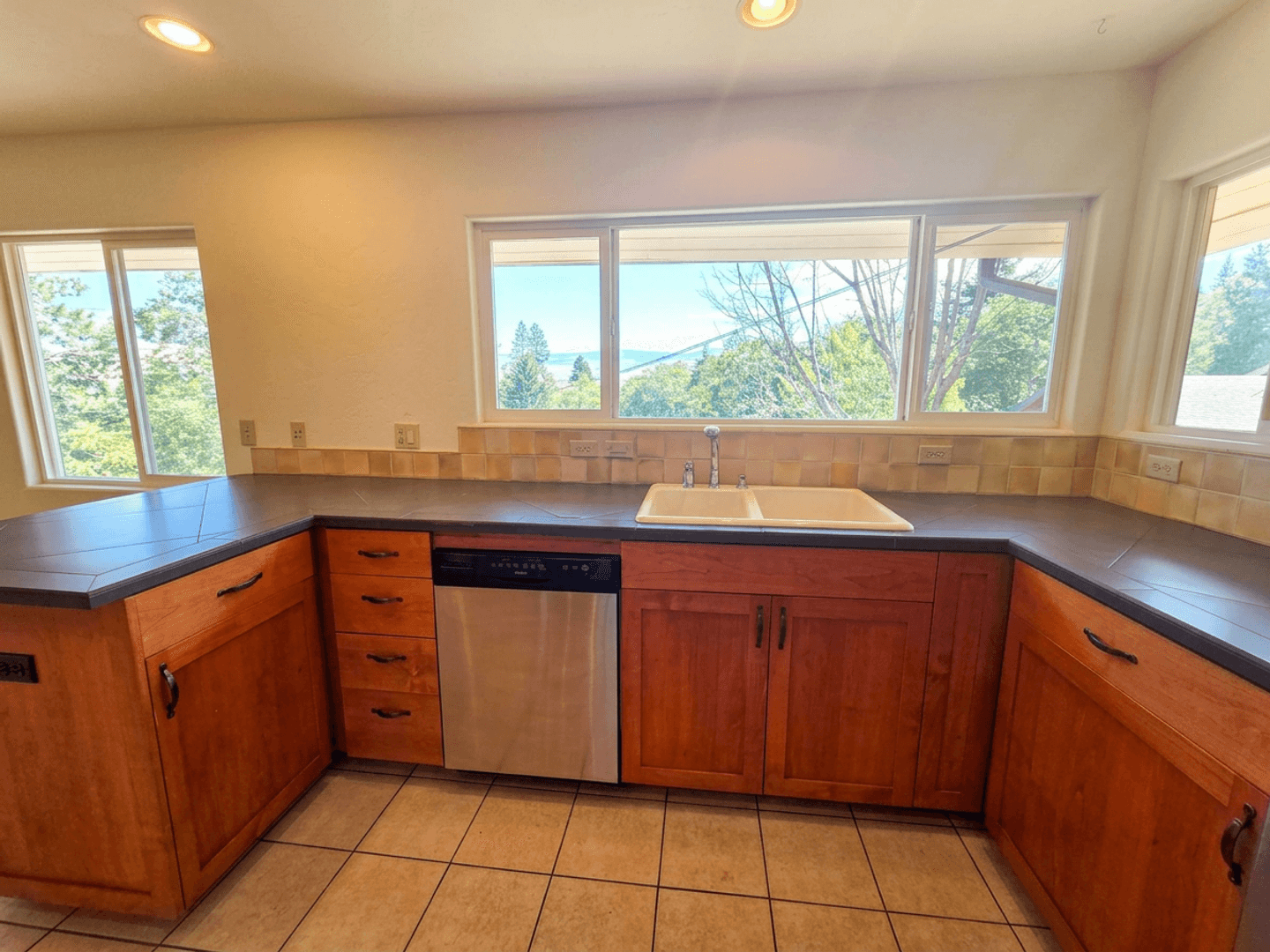 Ashland House: 495 Jennifer St