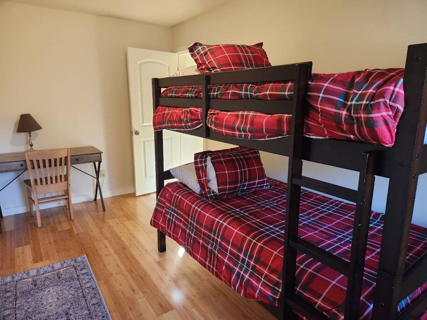 Ashland Apartment: 1280 Oak St - Miranda Carriage House #1