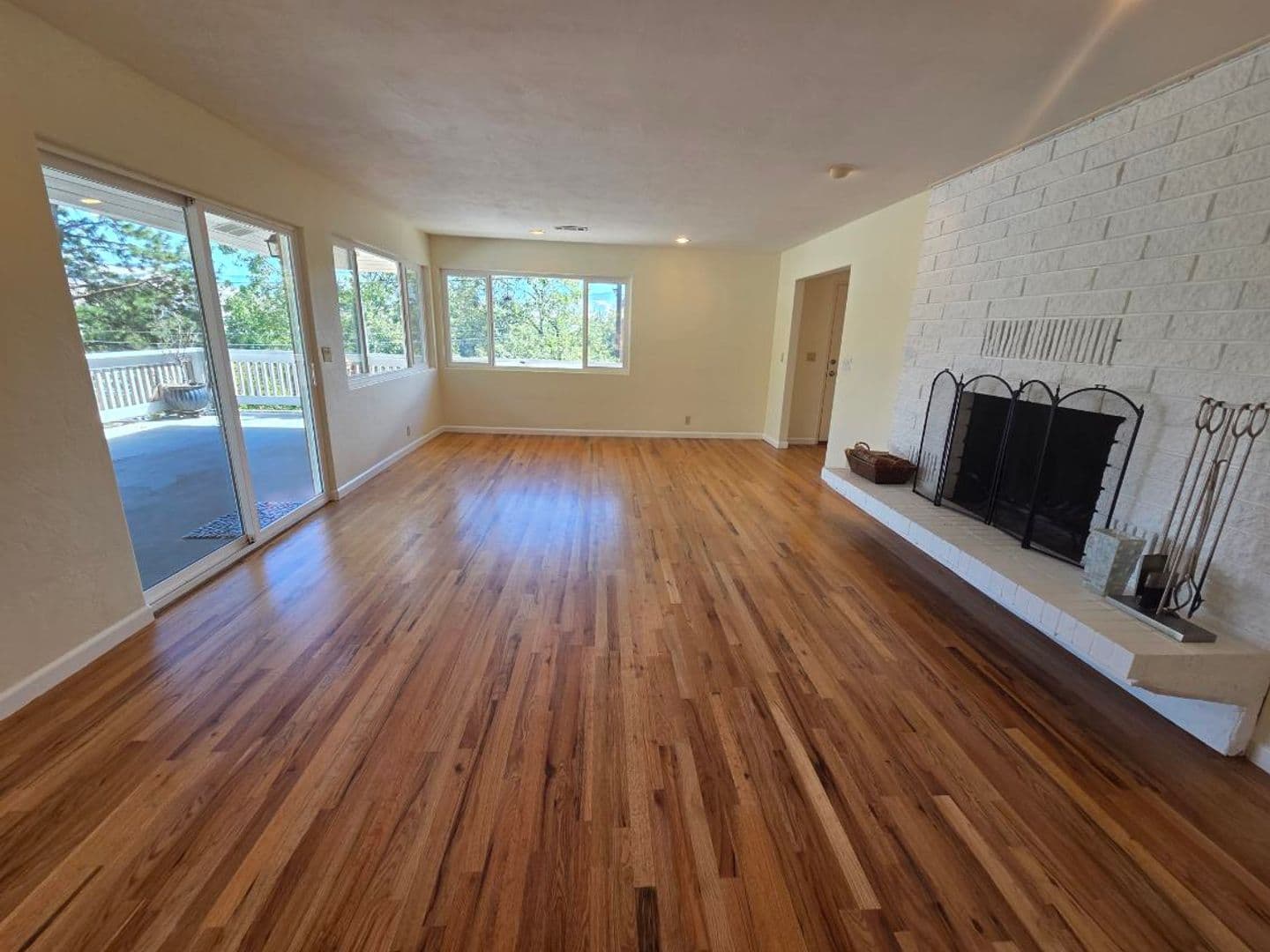 Ashland House: 495 Jennifer St