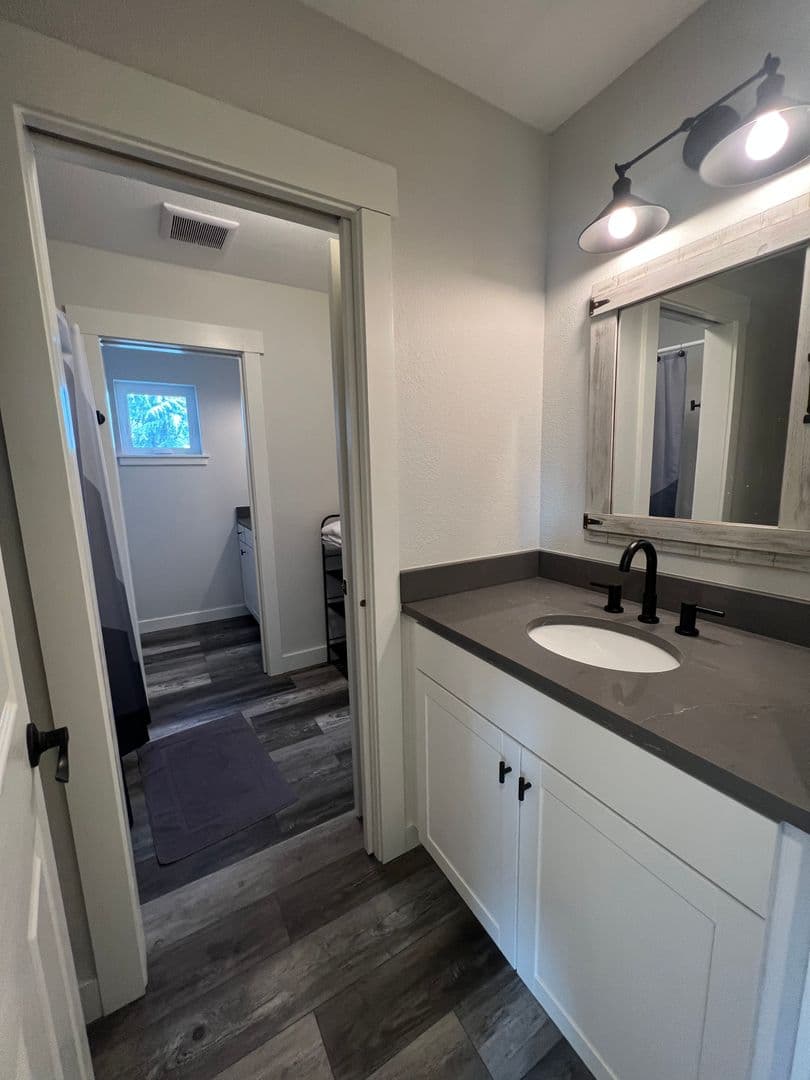 Ashland Apartment: 878 Siskiyou Blvd