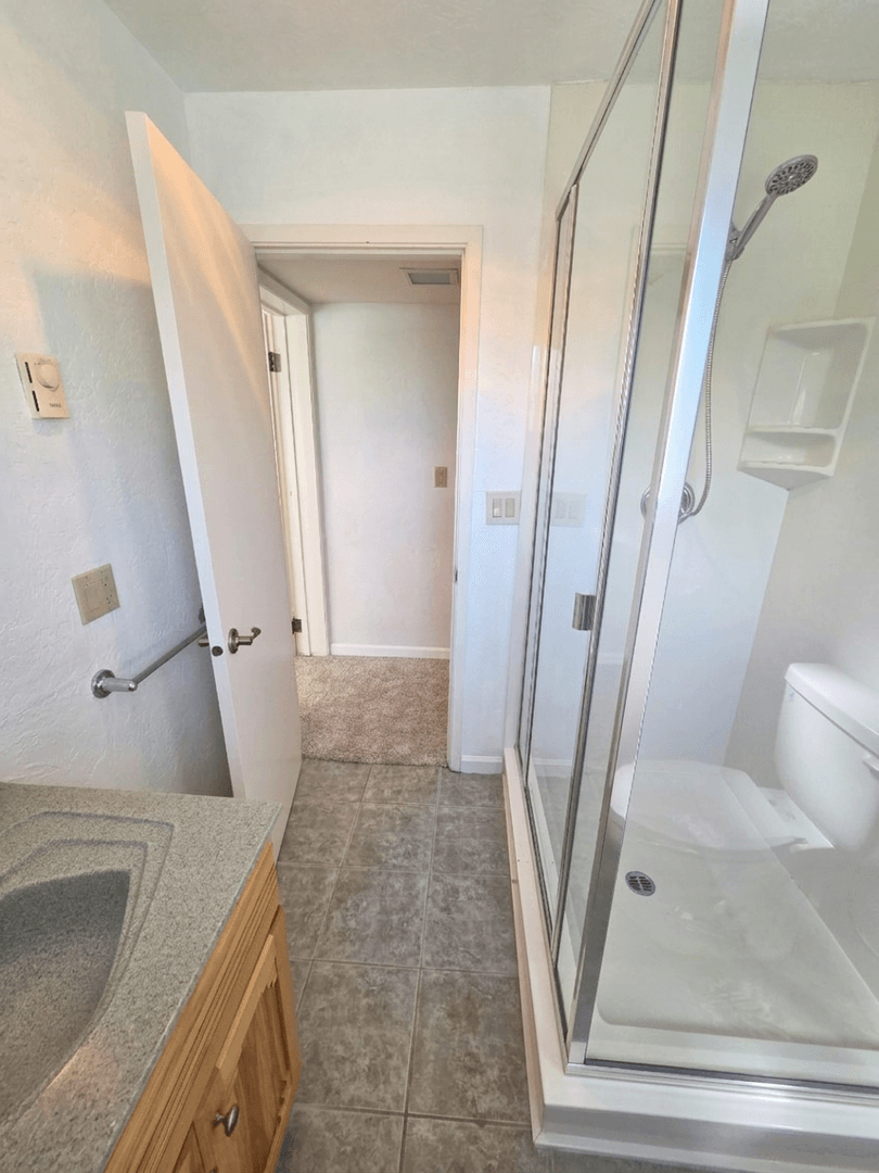 Ashland House: 495 Jennifer St