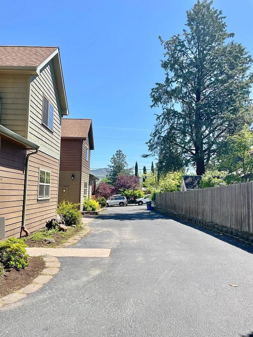 Ashland Townhome: 907 Bellview Ave