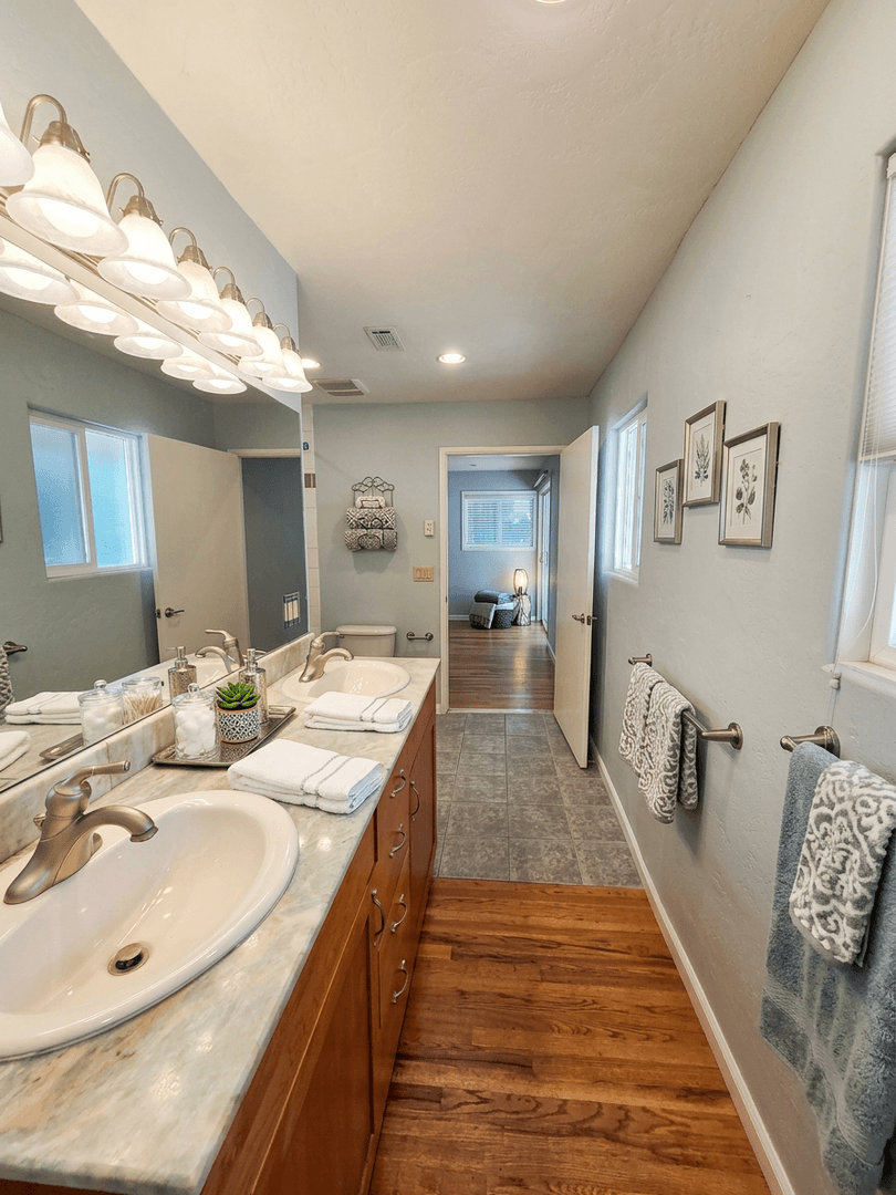 Ashland House: 495 Jennifer St
