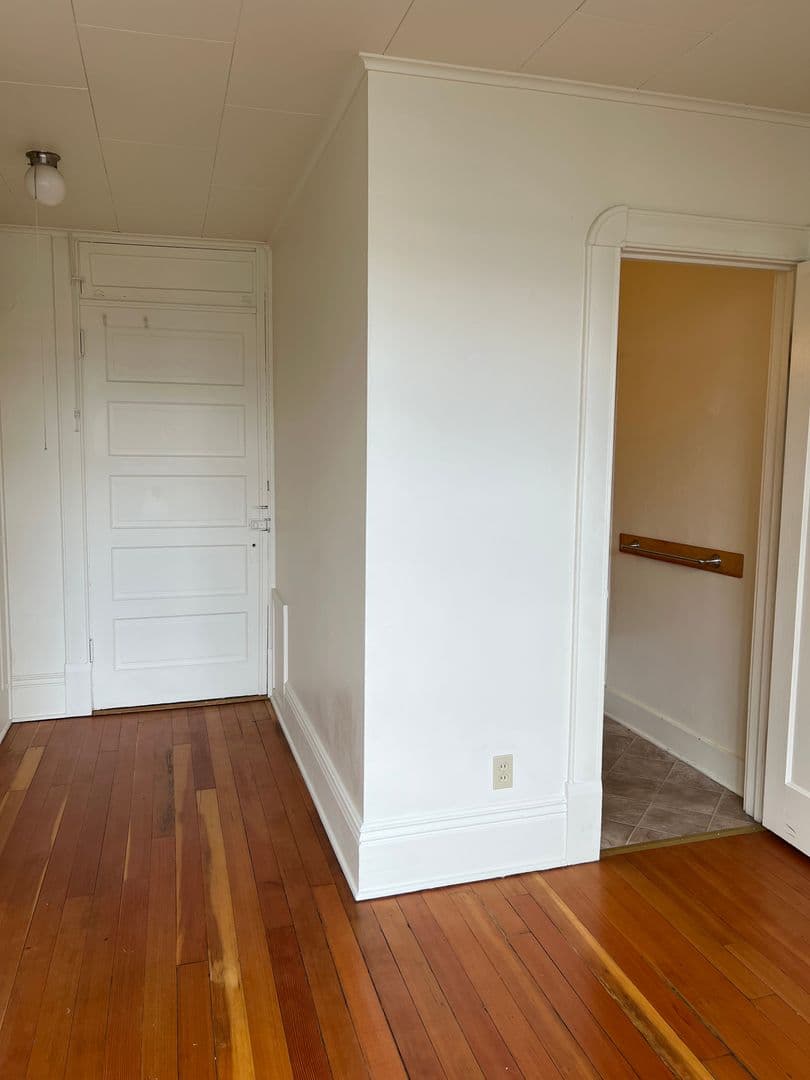 Ashland House: 13 N Main St #3