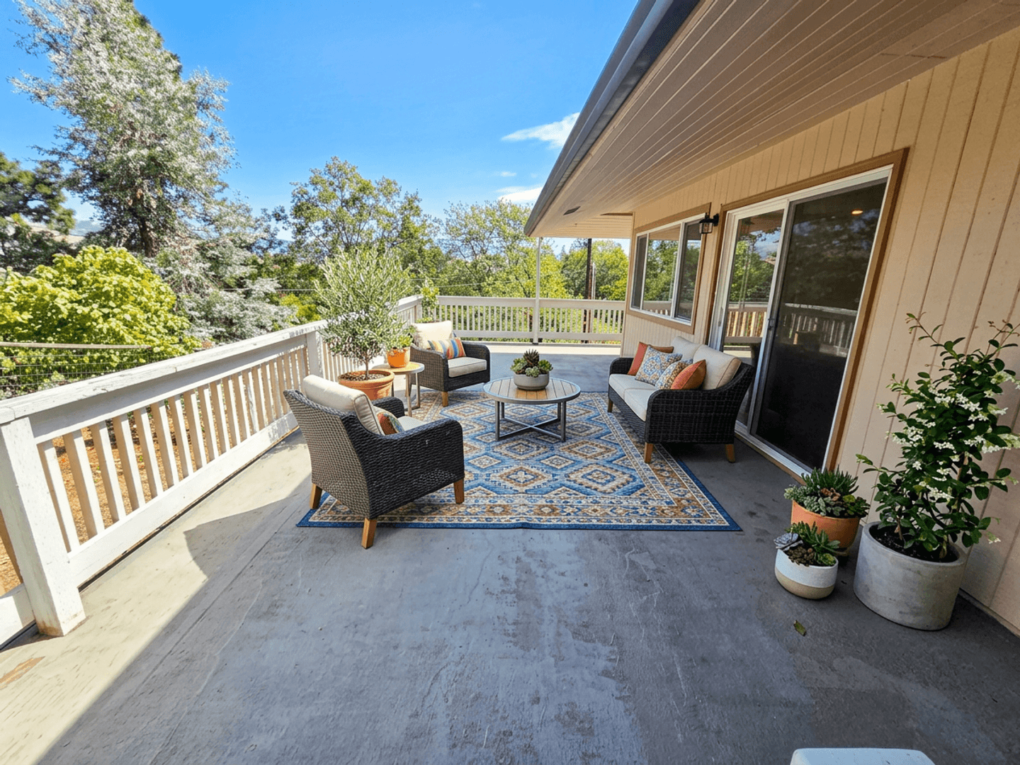 Ashland House: 495 Jennifer St