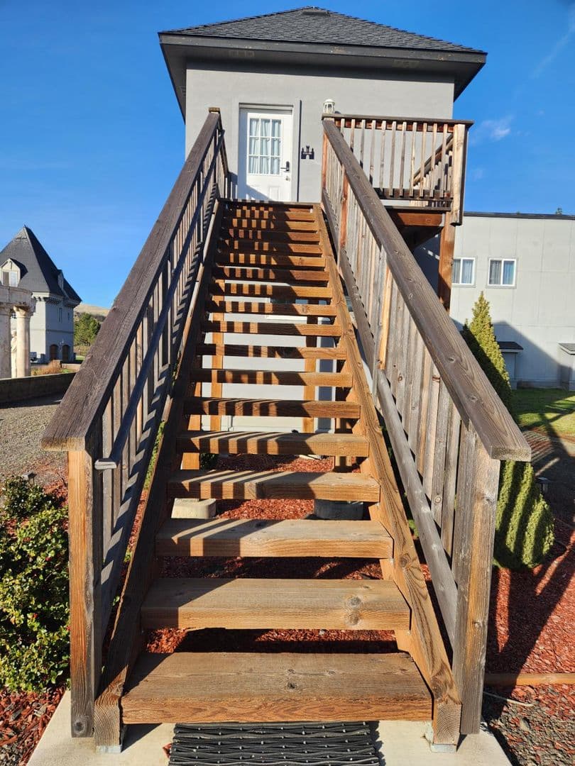 Ashland Apartment: 1280 Oak St - Miranda Carriage House #1