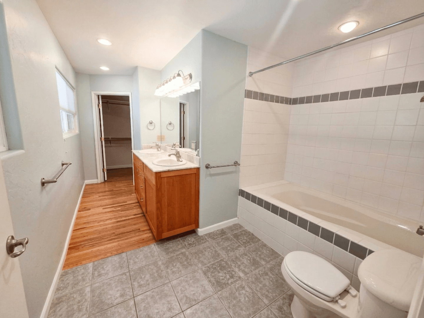 Ashland House: 495 Jennifer St