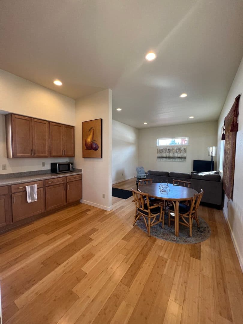 Ashland Apartment: 1280 Oak St - Rosalind Carriage House #2