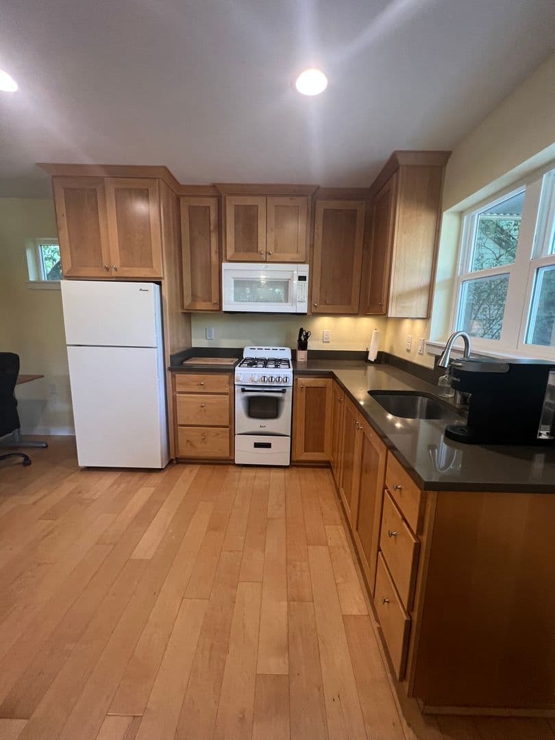 Ashland Apartment: 872 Siskiyou Blvd
