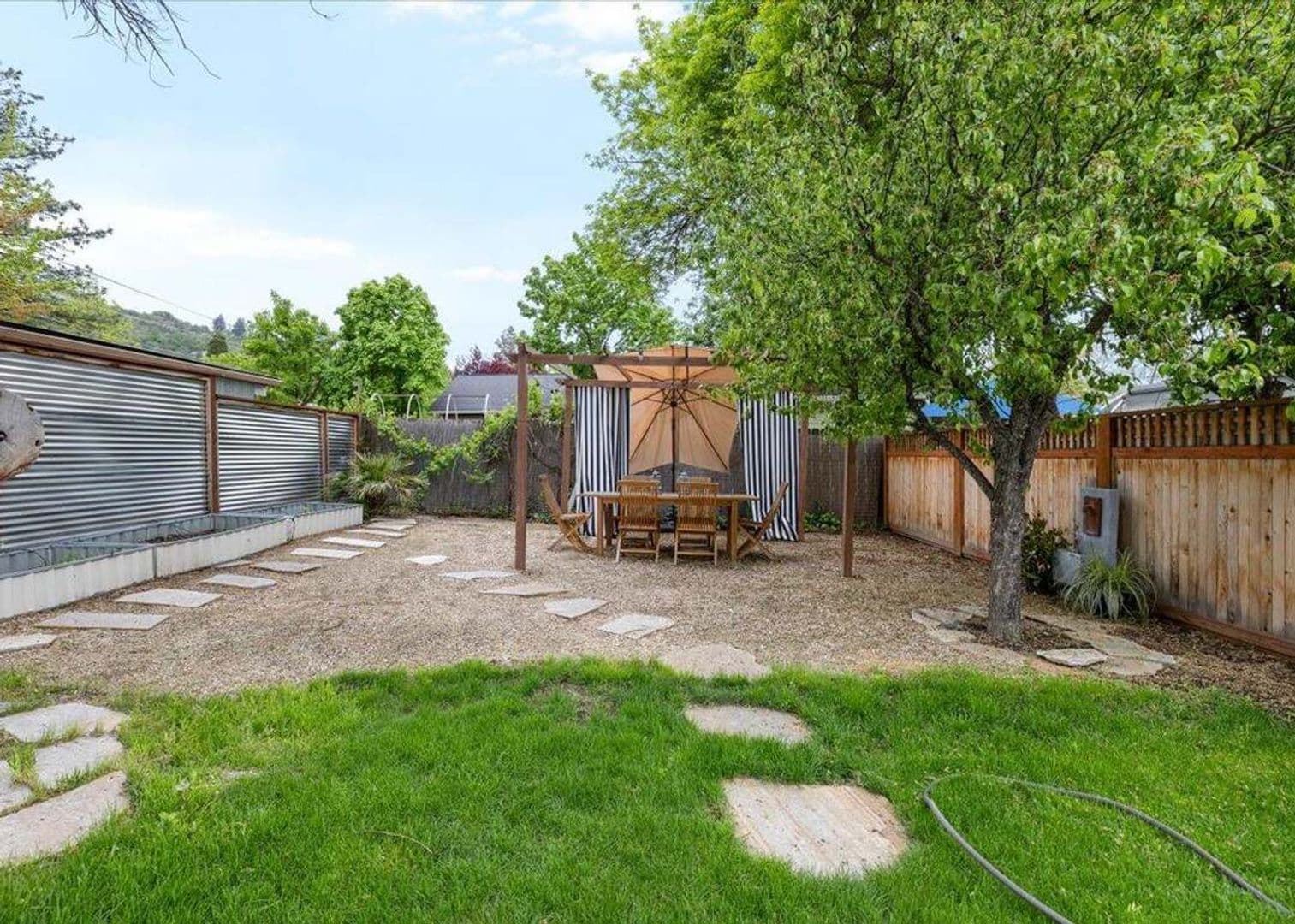 Ashland House: 171 Helman St