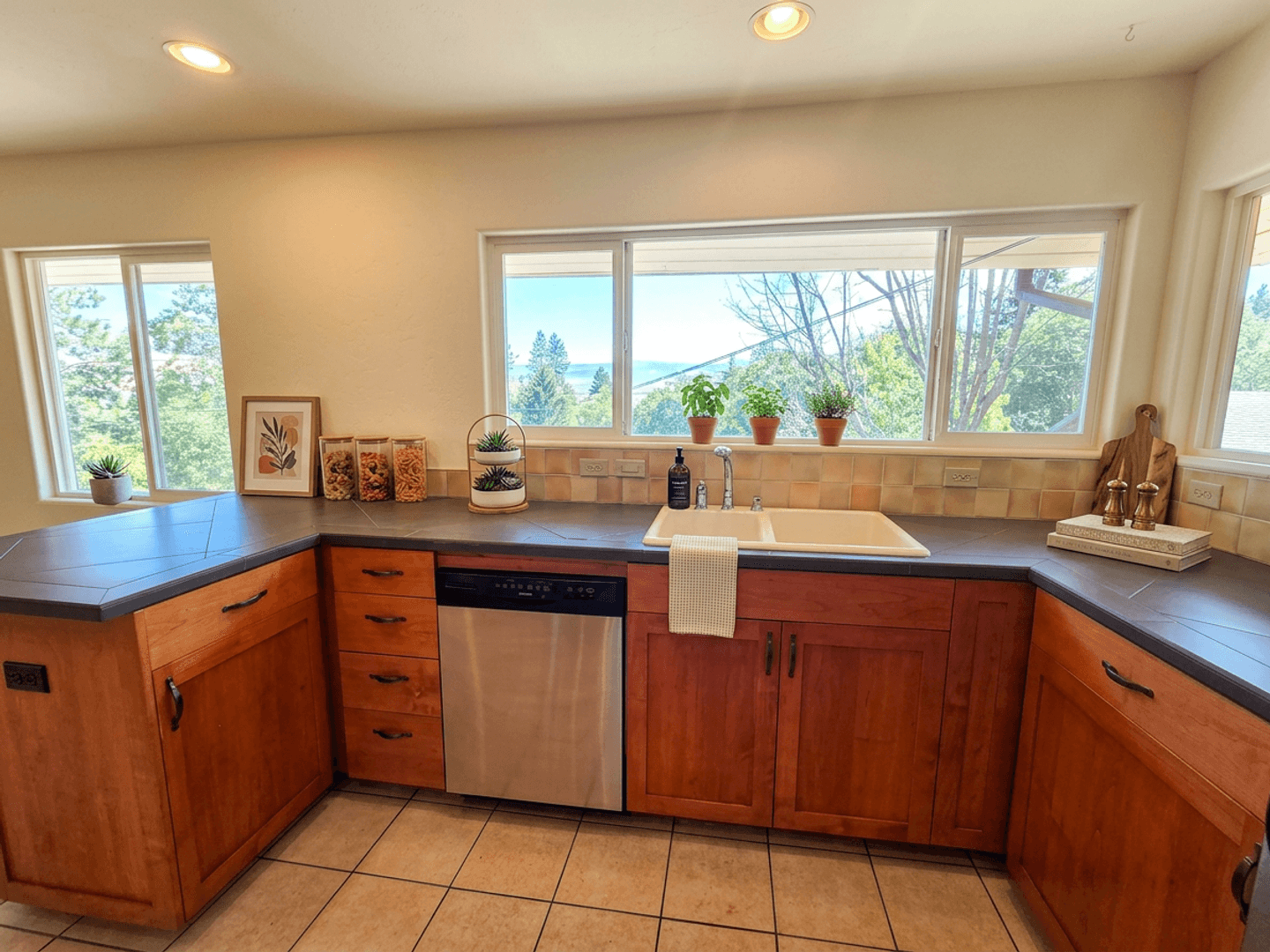 Ashland House: 495 Jennifer St