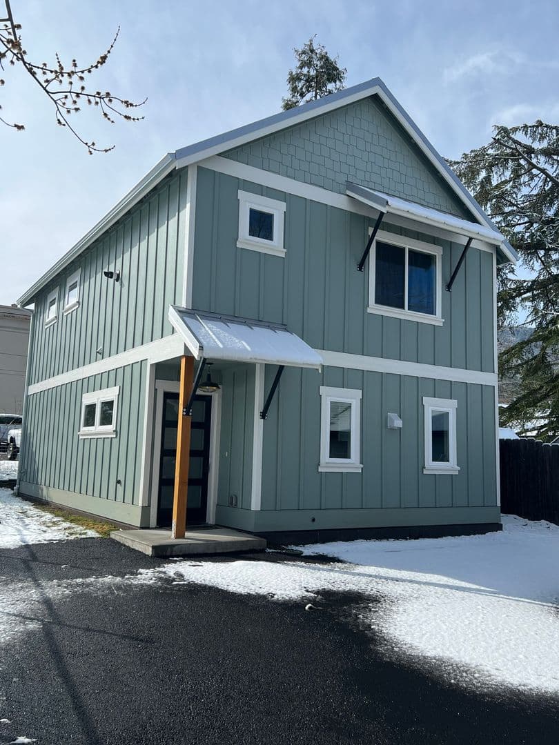 Ashland Apartment: 878 Siskiyou Blvd