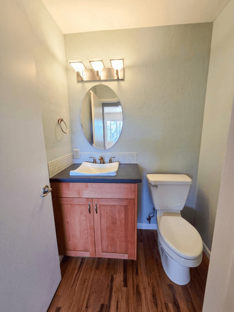 Ashland House: 495 Jennifer St