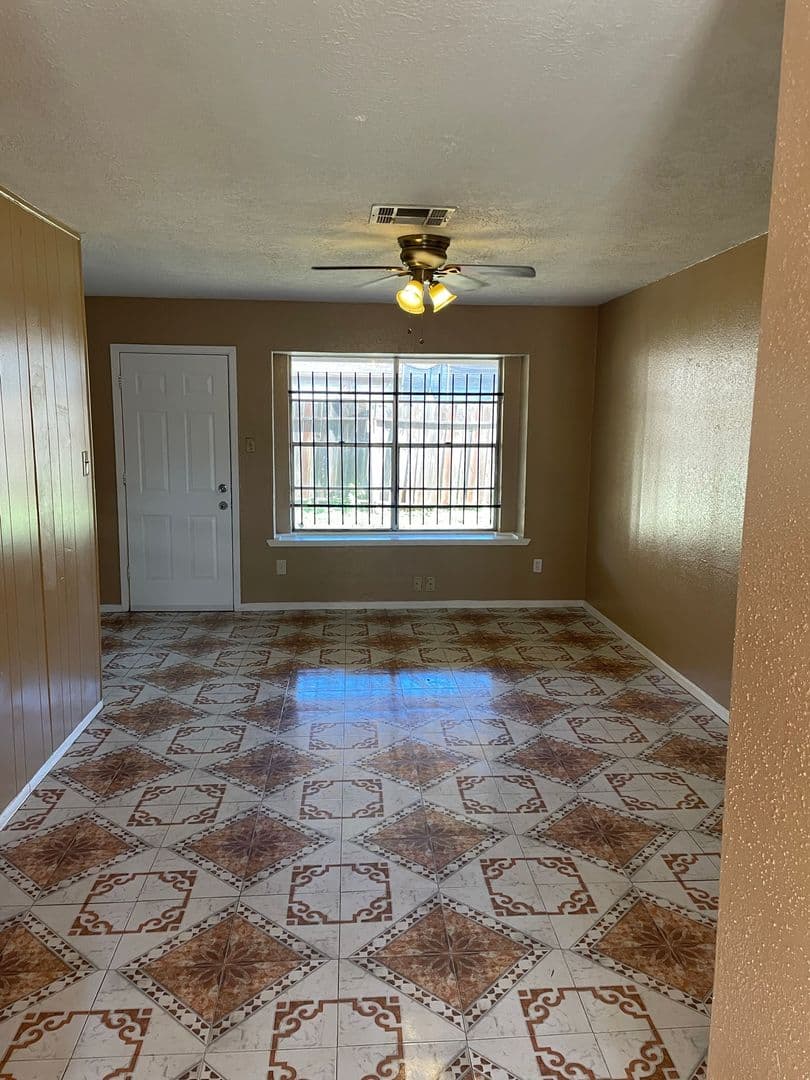 Houston House: 4751 E Ridge Creek Dr