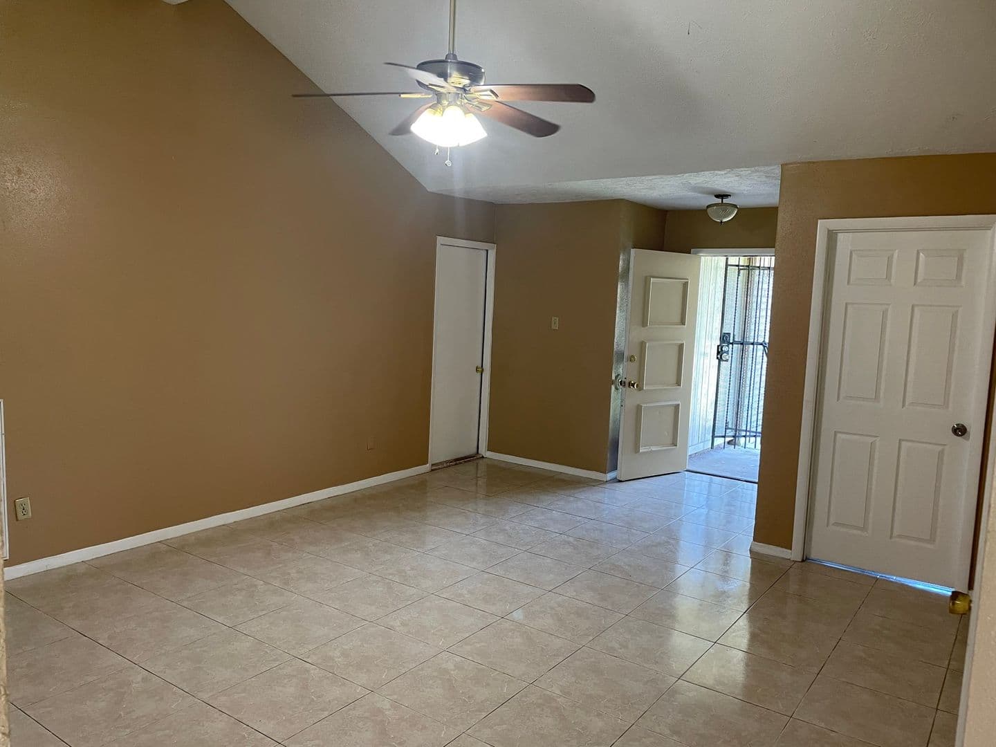 Houston House: 13411 Boonway Dr