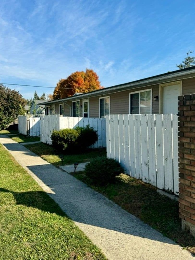 Bucyrus Apartment: Pinewood Apartments