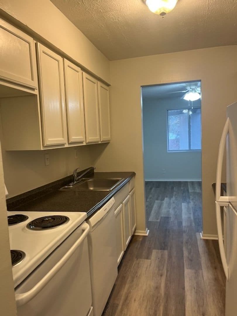 Athens Apartment: Monticello Village