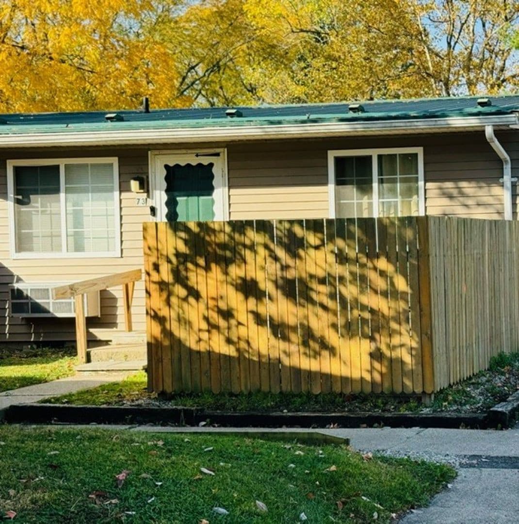 Bucyrus Apartment: Pinewood Apartments