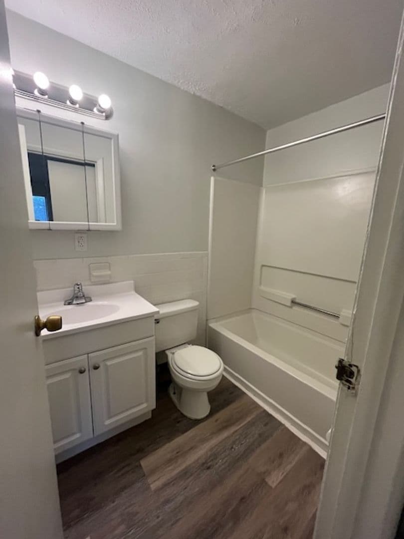 Athens Apartment: Monticello Village