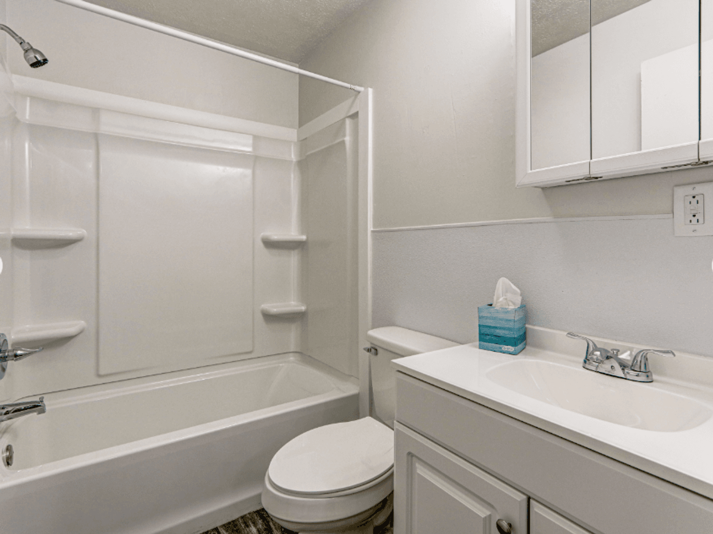 Athens Apartment: Monticello Village