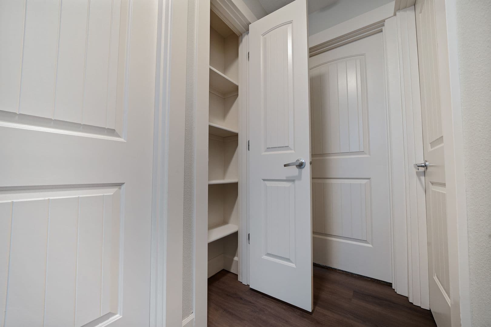 Gladstone Apartment: 18181 Webster Rd