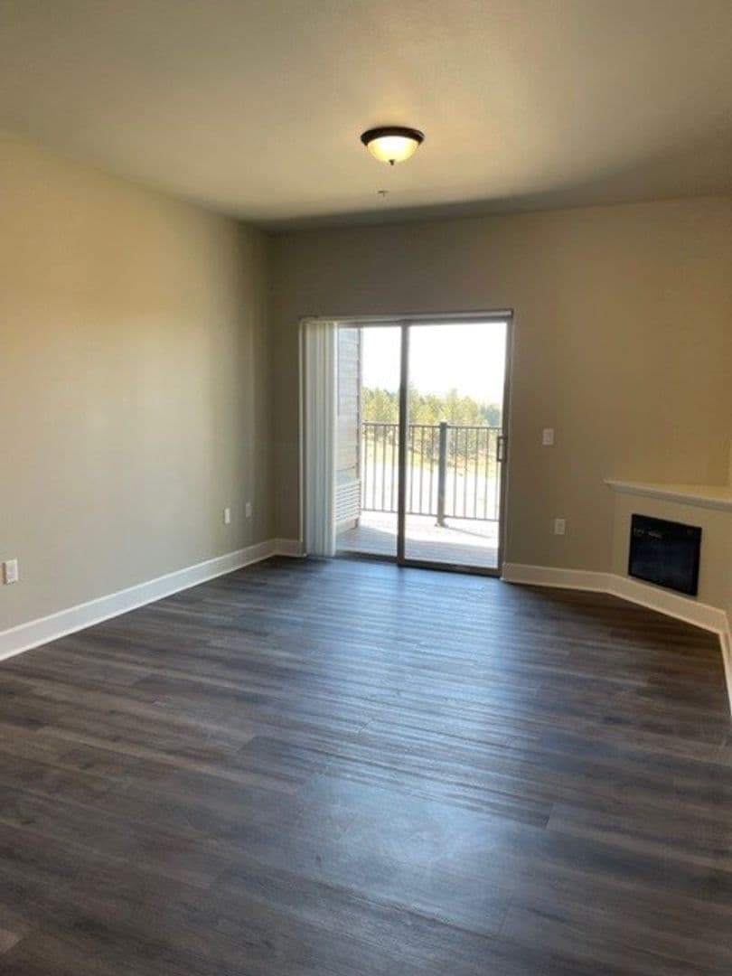 Madras Apartment: 1392 SE Yarrow Ave