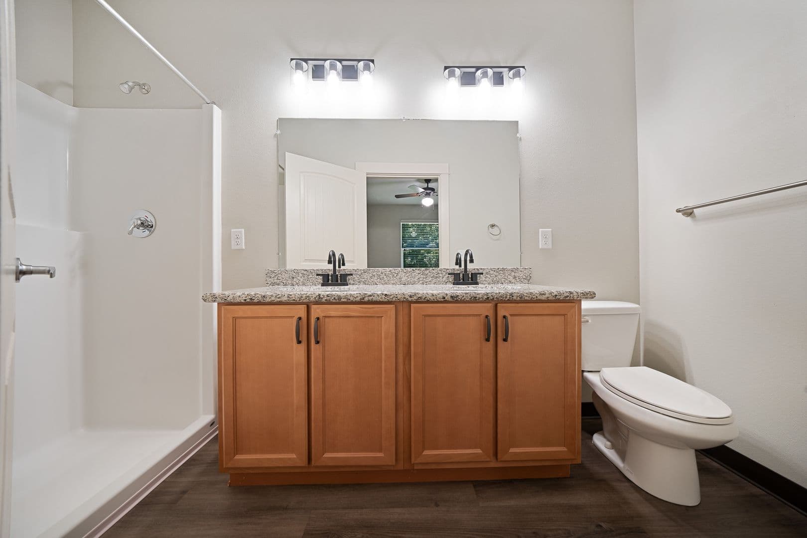 Gladstone Apartment: 18181 Webster Rd