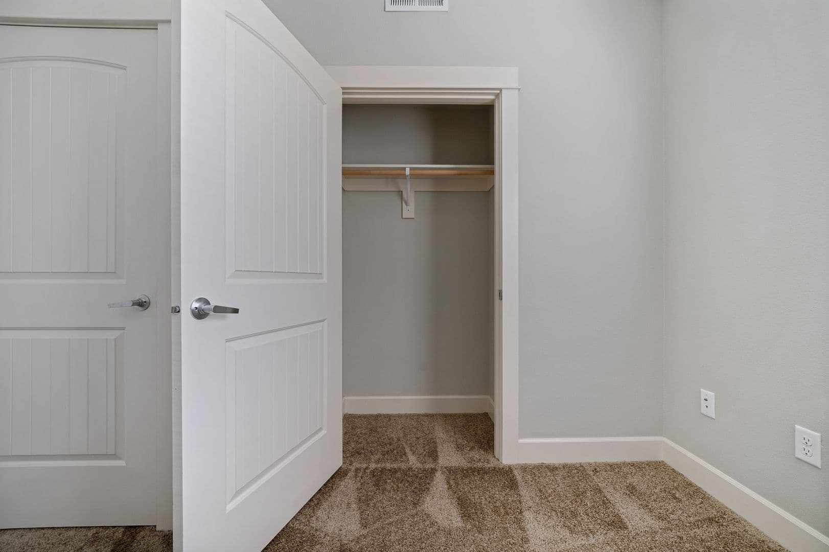 Gladstone Apartment: 18181 Webster Rd