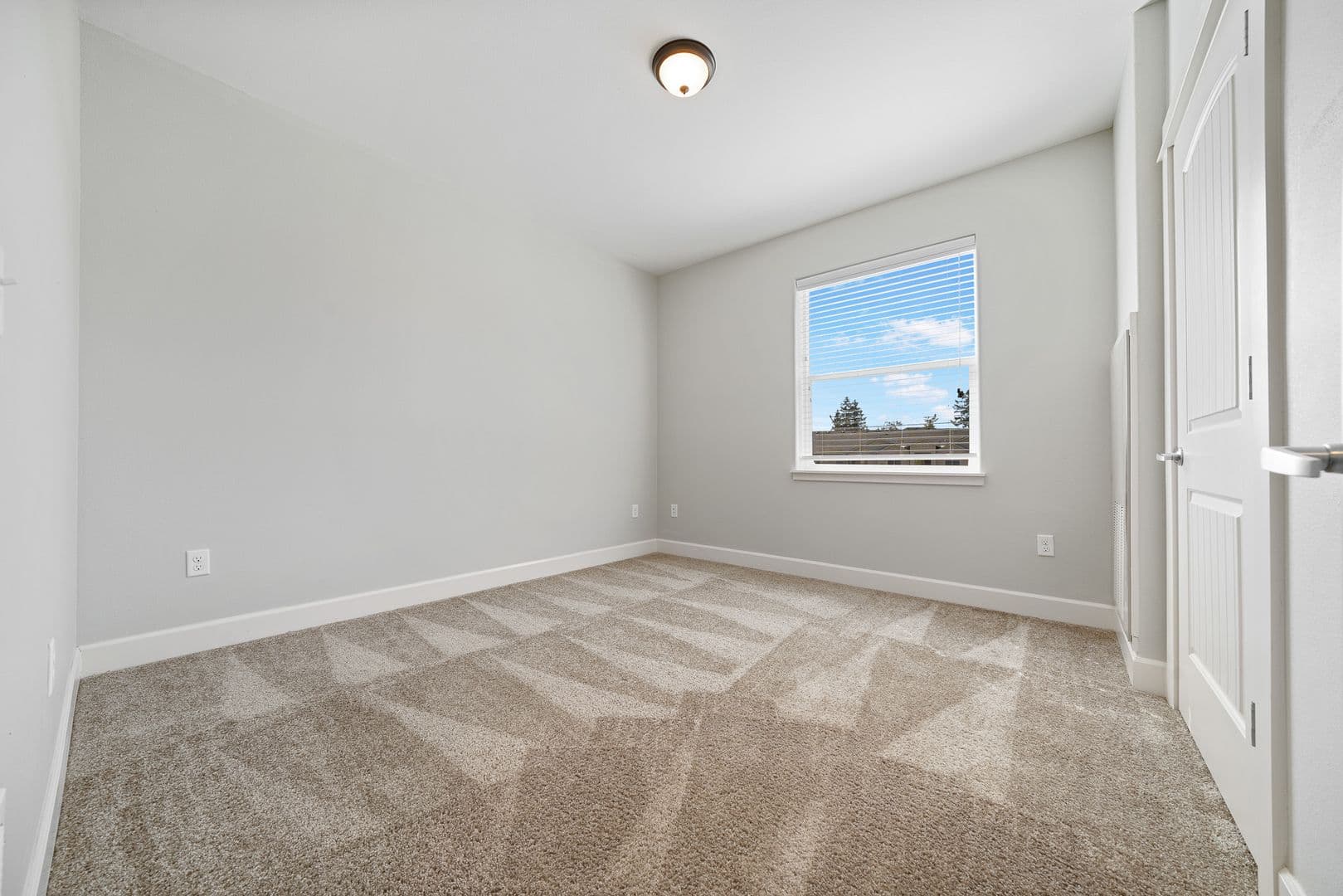 Gladstone Apartment: 18181 Webster Rd
