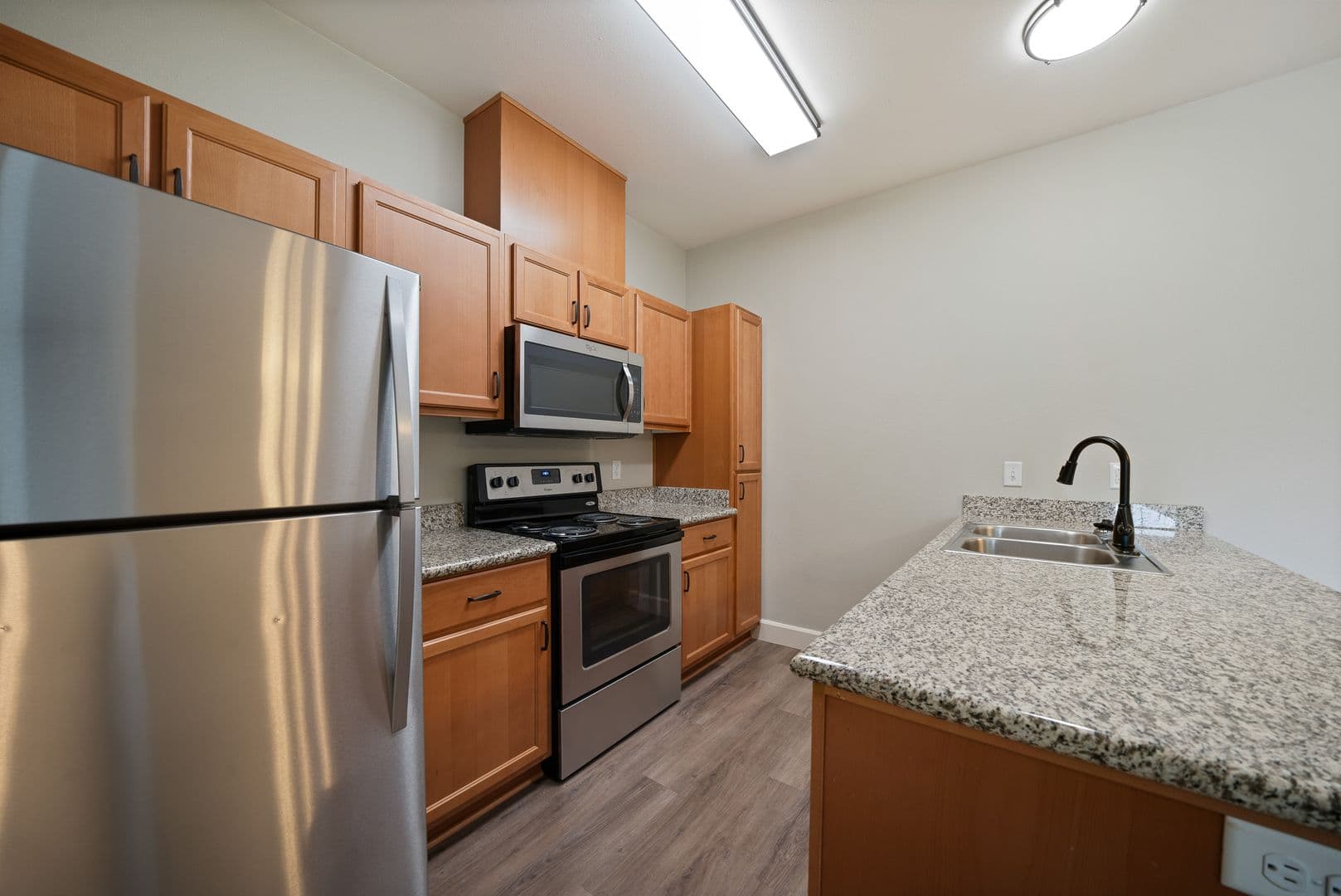 Gladstone Apartment: 18181 Webster Rd