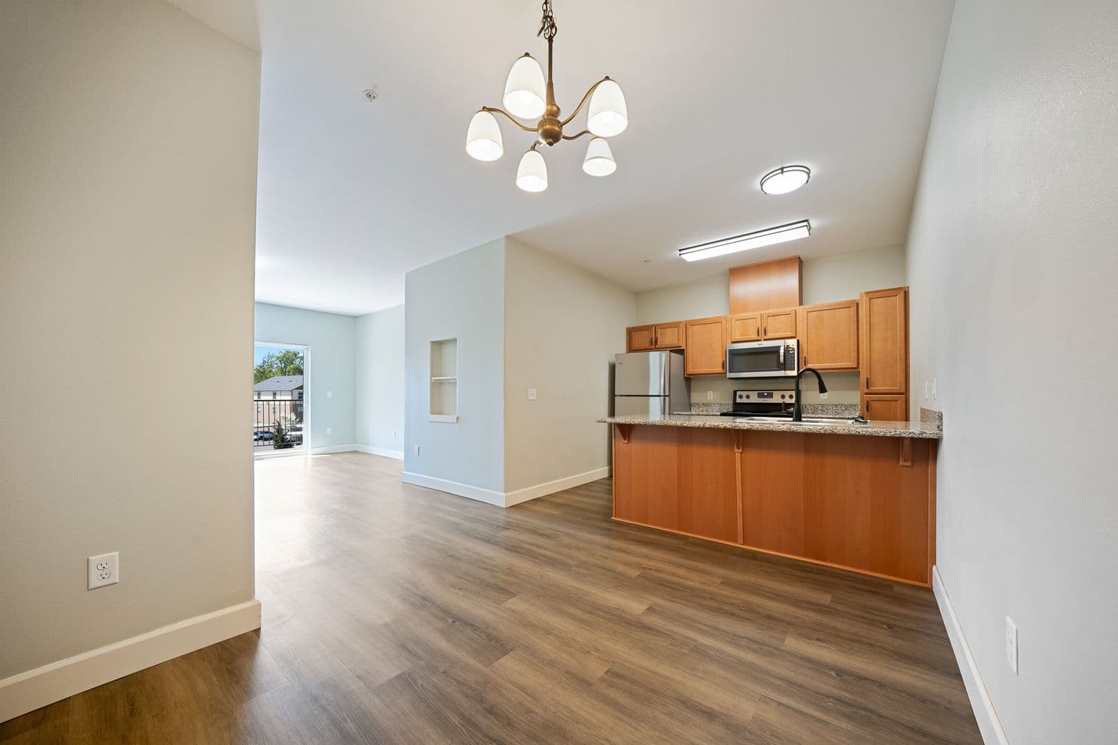 Gladstone Apartment: 18181 Webster Rd