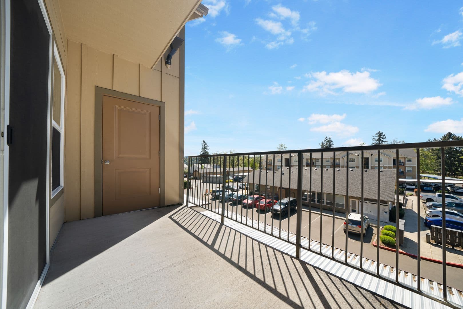 Gladstone Apartment: 18181 Webster Rd