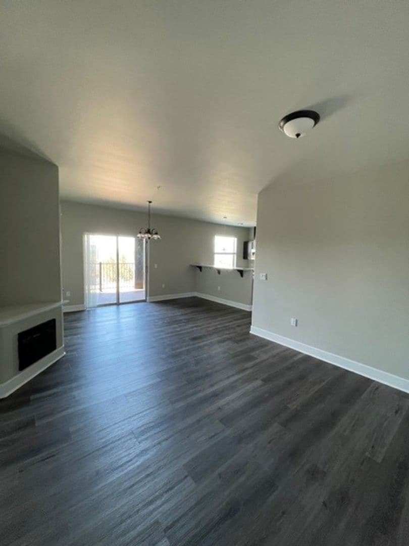 Madras Apartment: 1392 SE Yarrow Ave