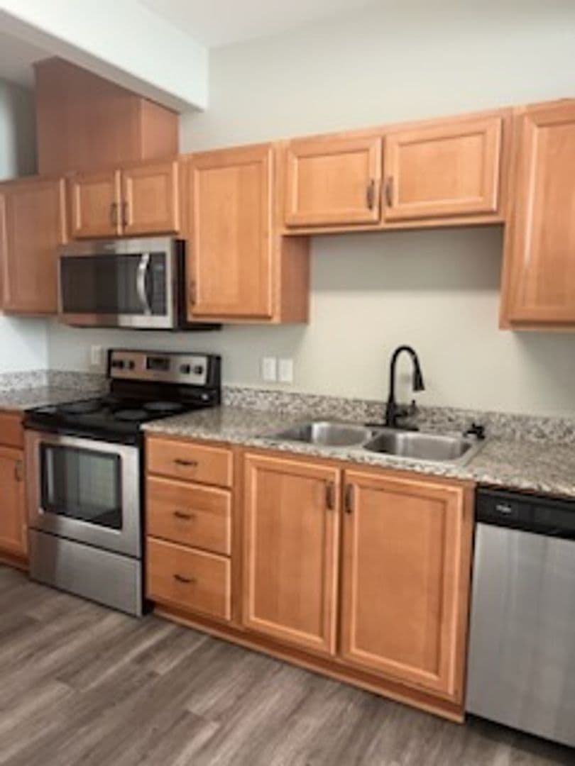 Gladstone Apartment: 18181 Webster Rd