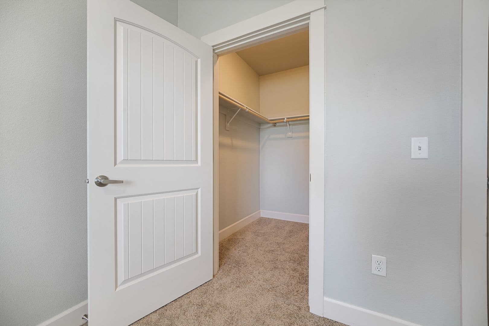 Gladstone Apartment: 18181 Webster Rd