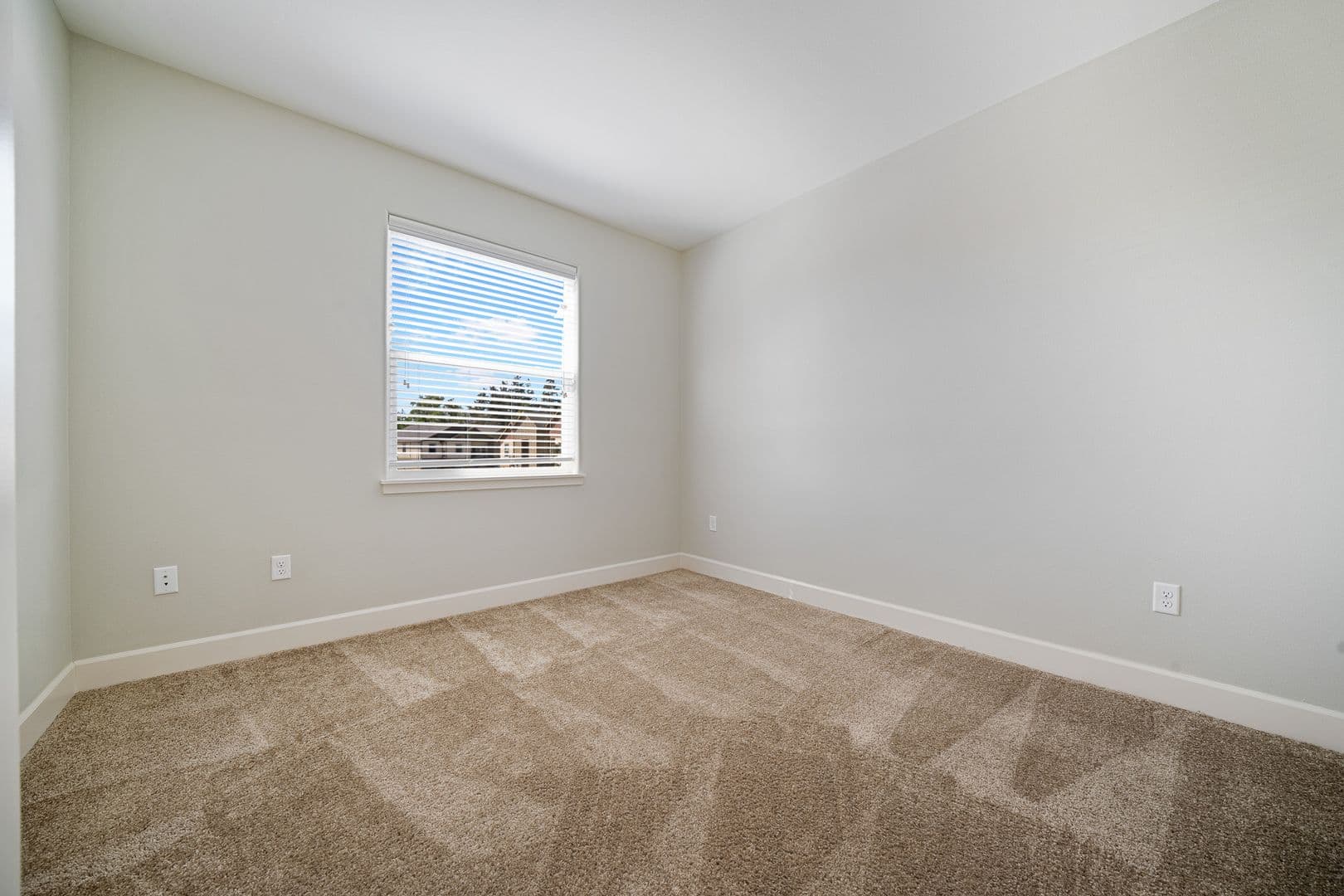 Gladstone Apartment: 18181 Webster Rd