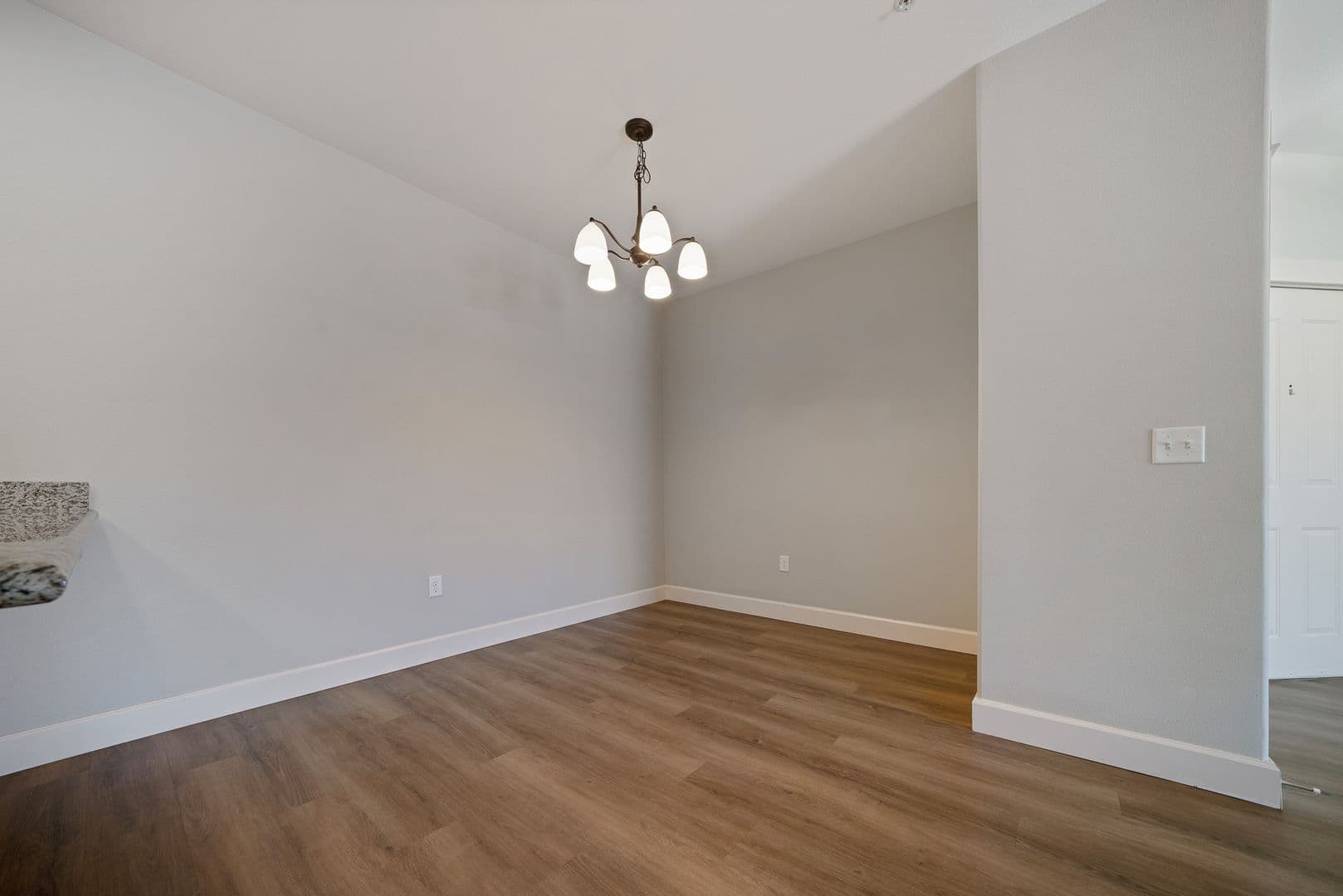 Gladstone Apartment: 18181 Webster Rd