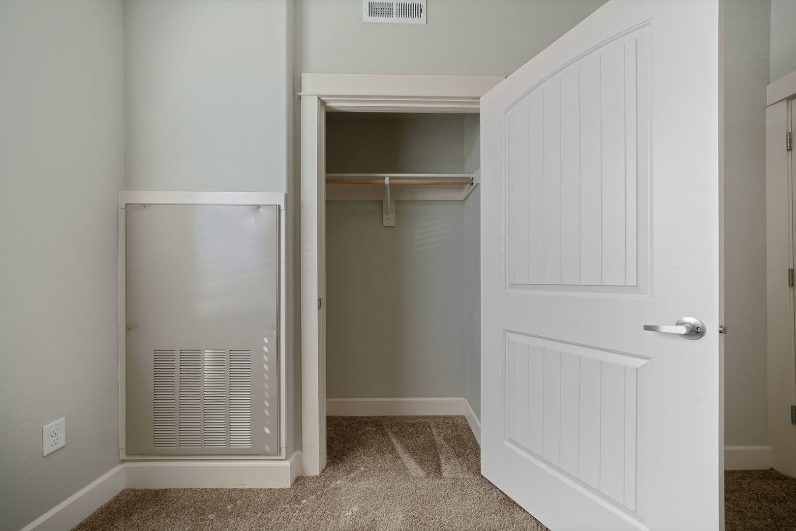 Gladstone Apartment: 18181 Webster Rd