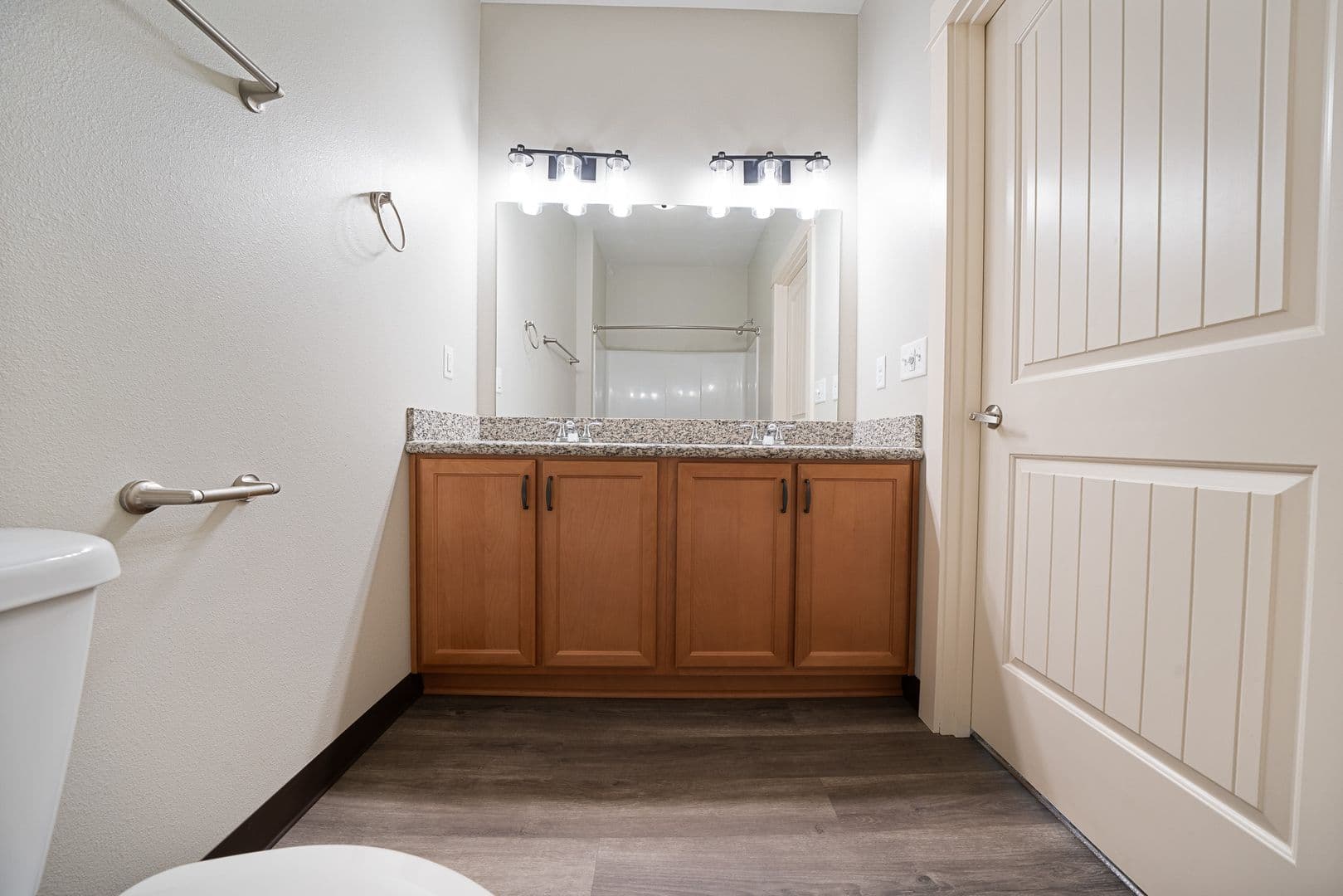 Gladstone Apartment: 18181 Webster Rd