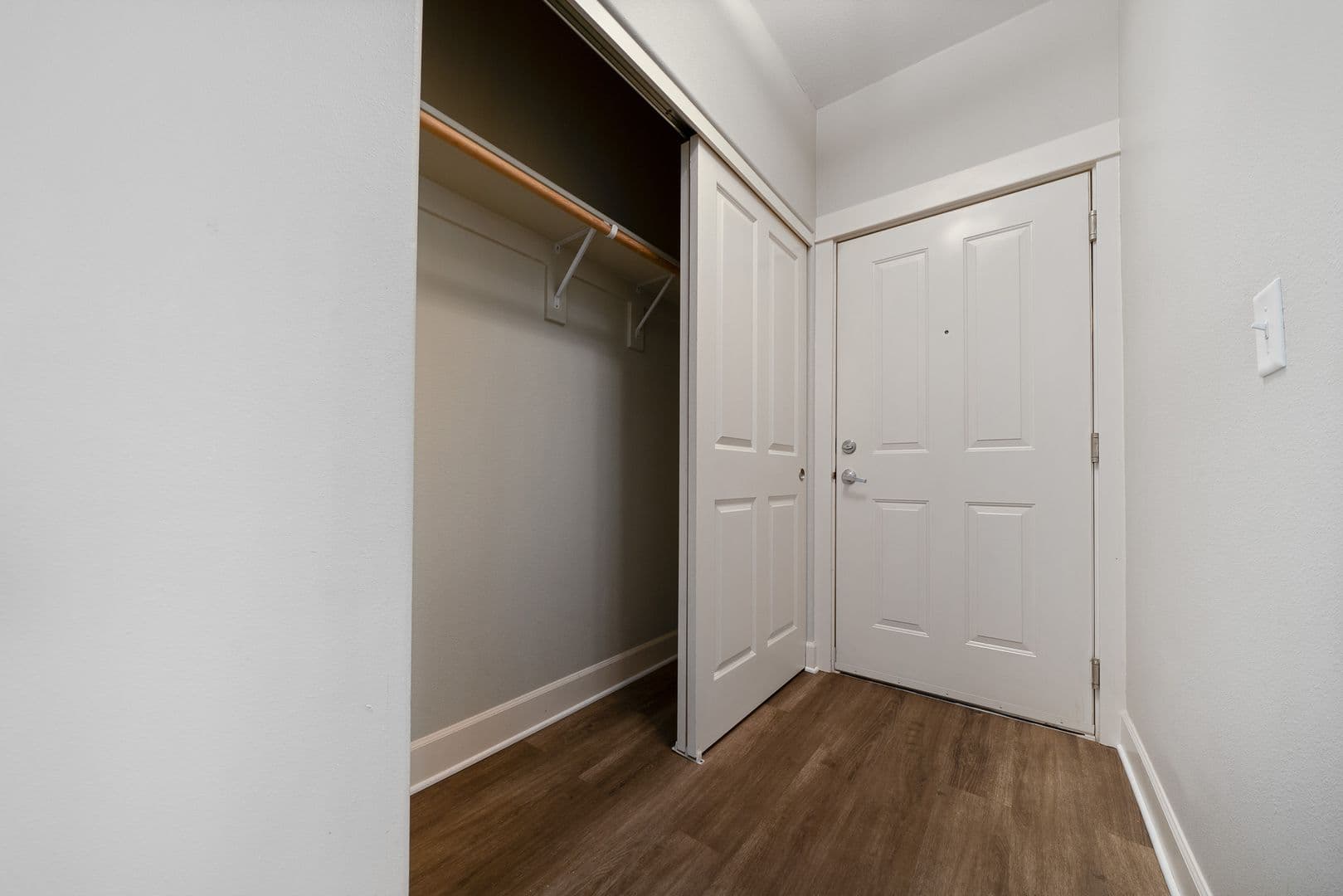 Gladstone Apartment: 18181 Webster Rd