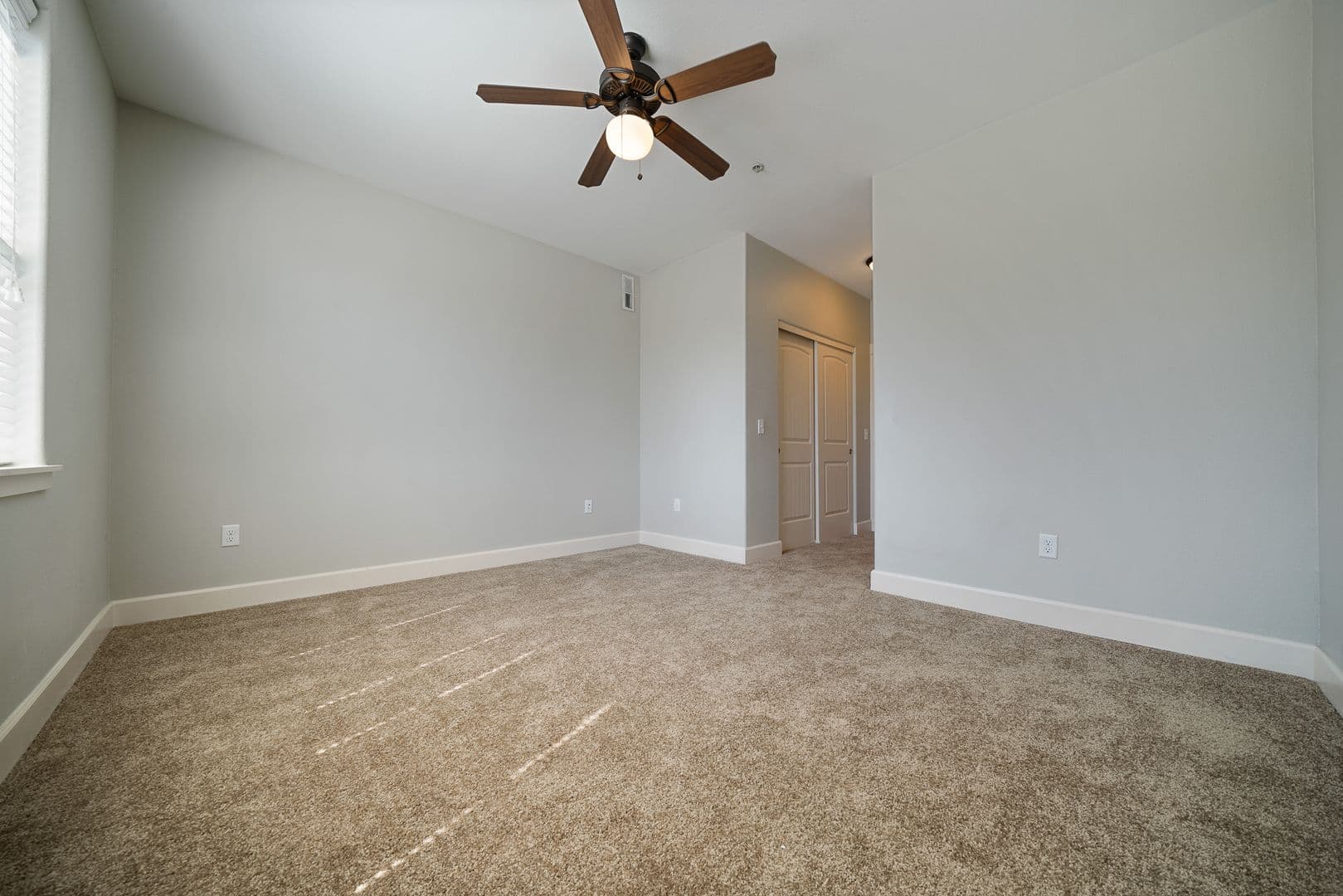 Gladstone Apartment: 18181 Webster Rd