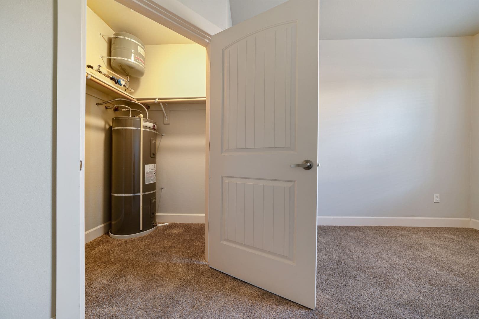 Gladstone Apartment: 18181 Webster Rd
