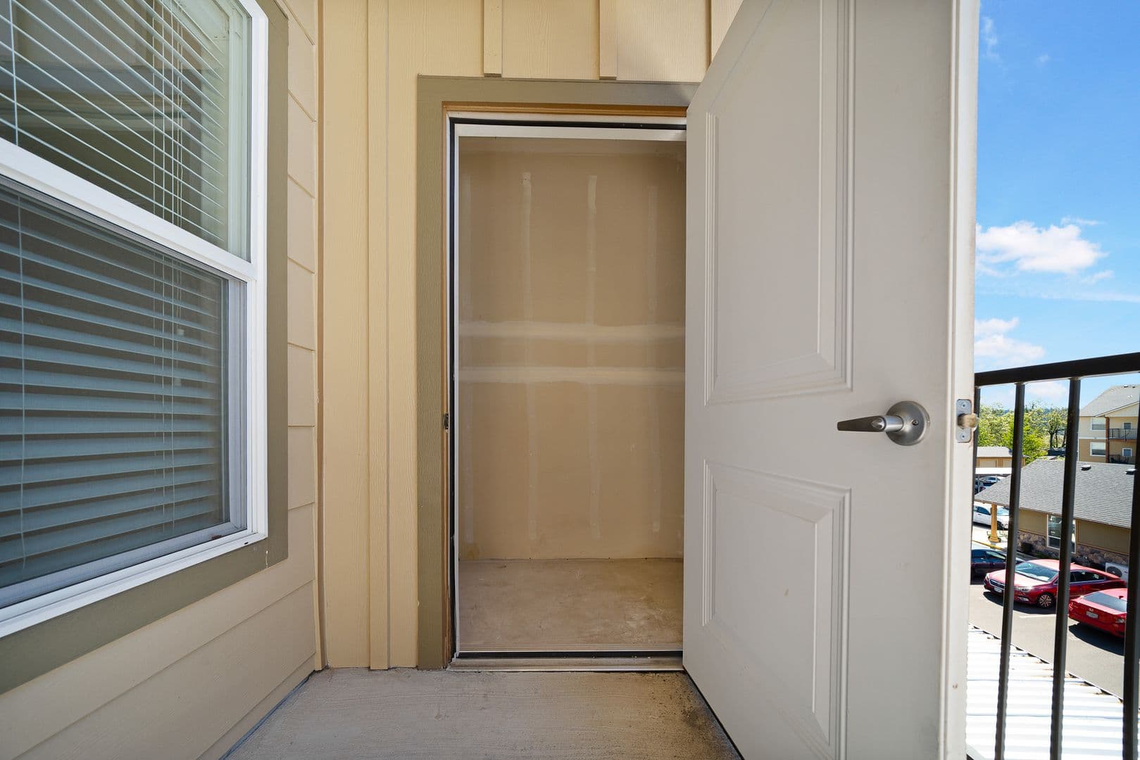 Gladstone Apartment: 18181 Webster Rd