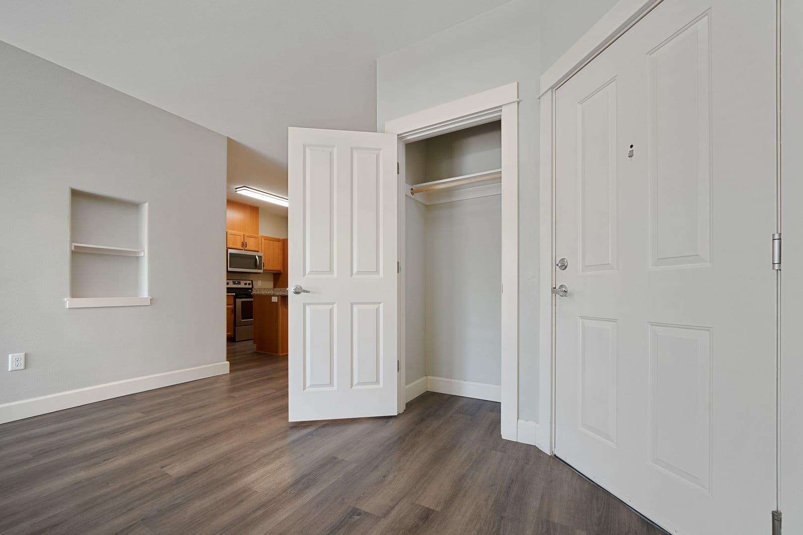 Gladstone Apartment: 18181 Webster Rd