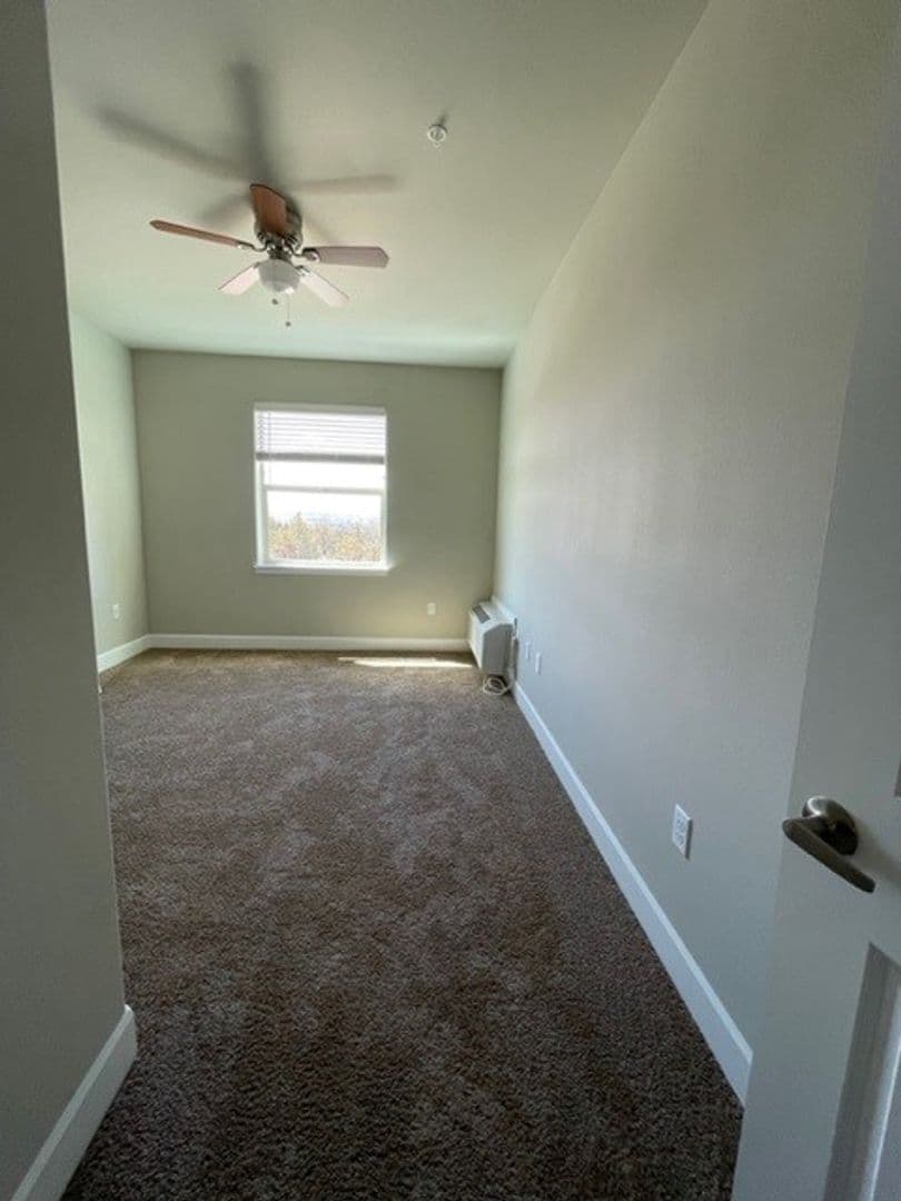 Madras Apartment: 1392 SE Yarrow Ave
