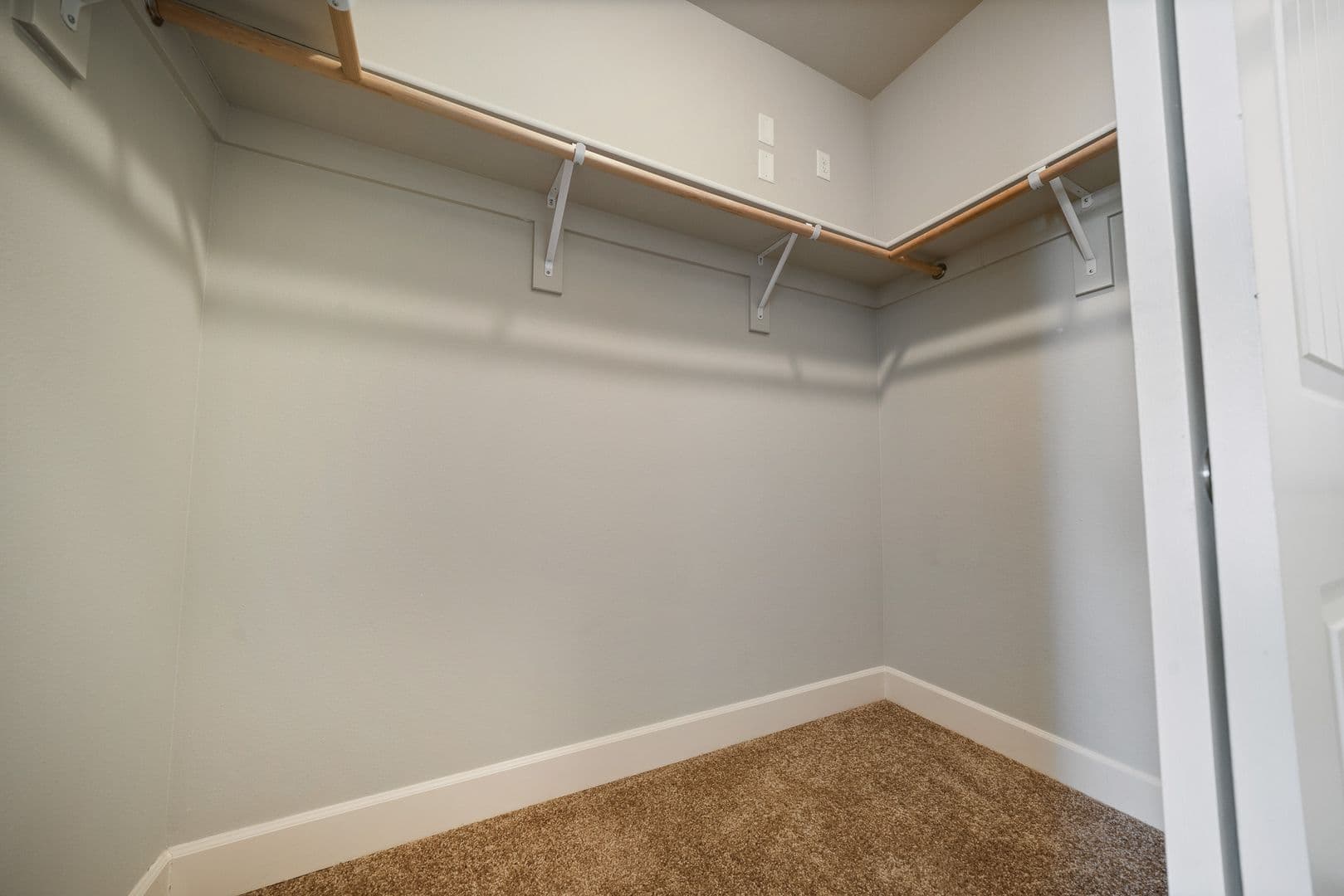Gladstone Apartment: 18181 Webster Rd