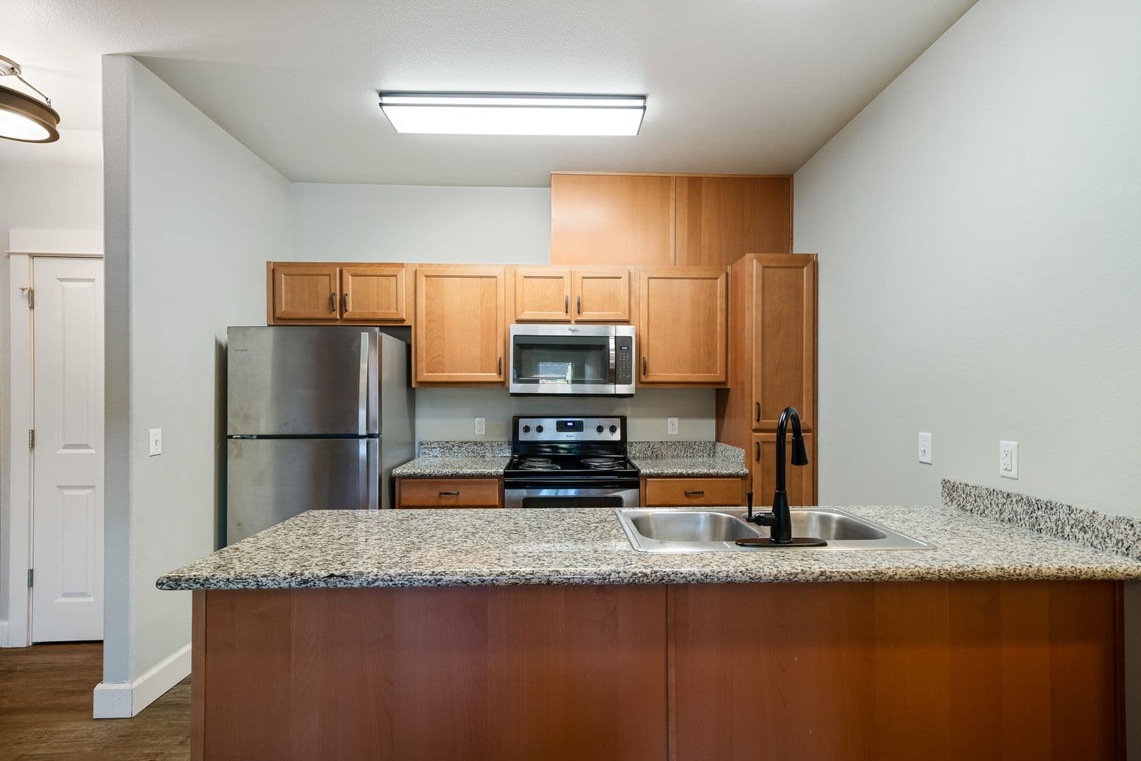 Gladstone Apartment: 18181 Webster Rd