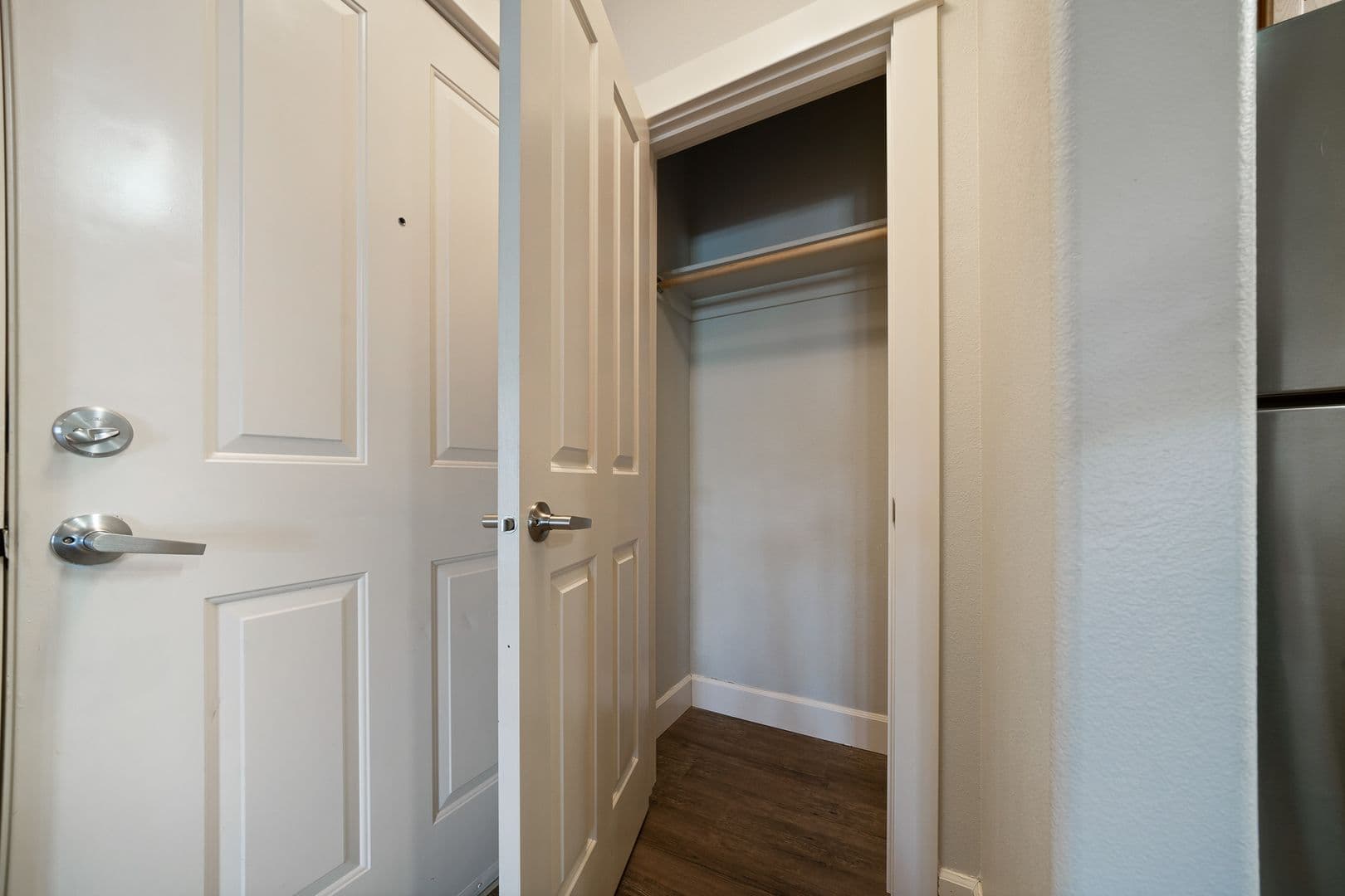 Gladstone Apartment: 18181 Webster Rd