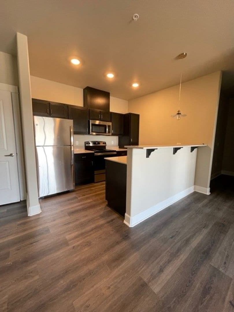Madras Apartment: 1392 SE Yarrow Ave